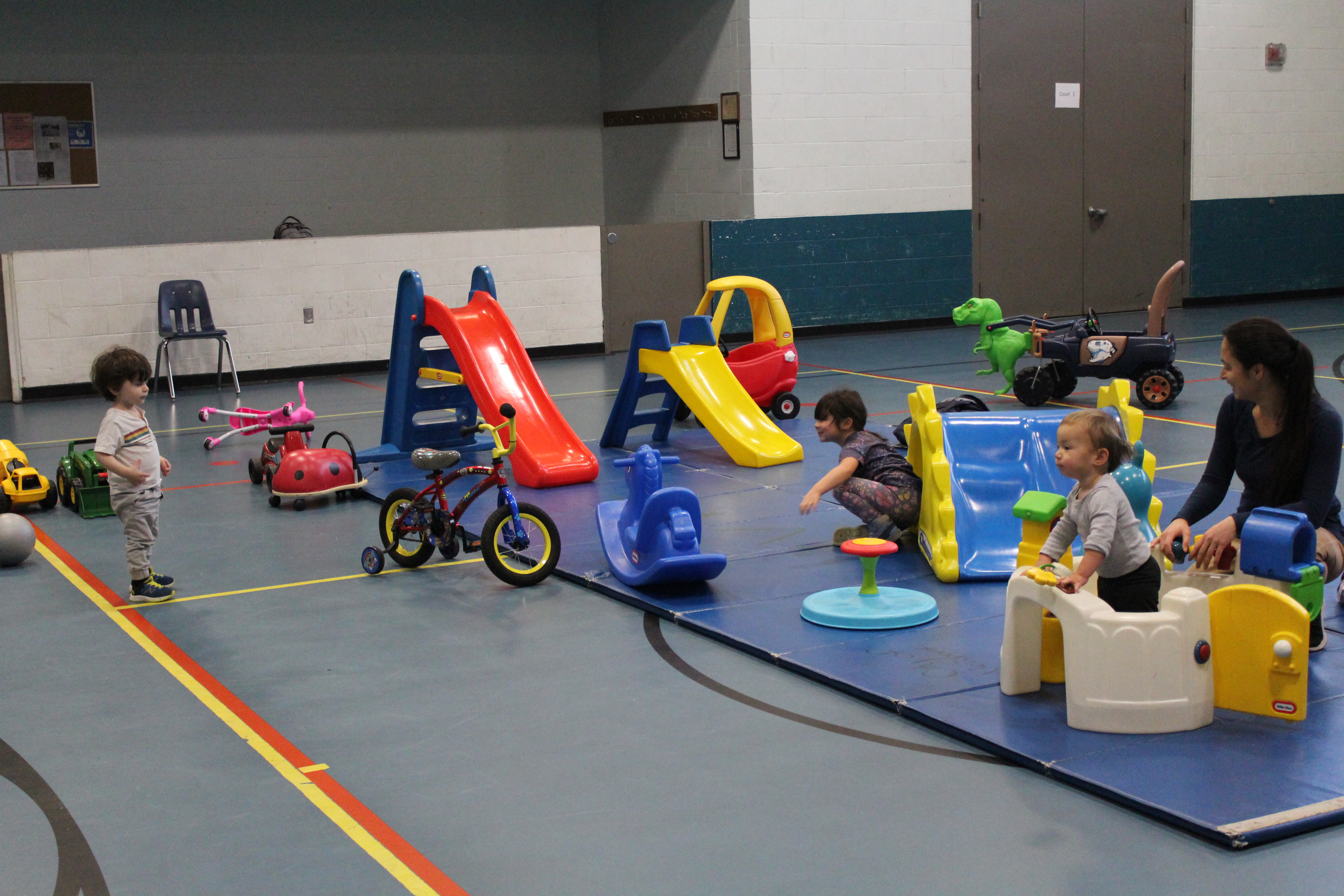 preschoolers playing with parents 